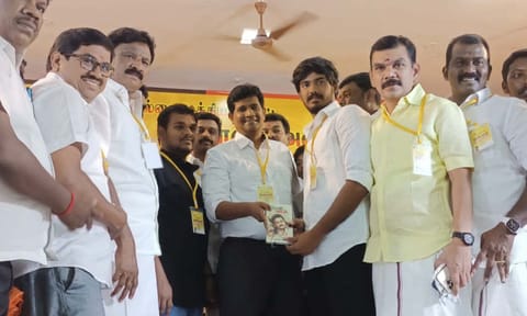 தி.மு.க. இளைஞரணி ஆறுமுகராஜாவுக்கு எழிலன் எம்.எல்.ஏ. திராவிட மாடல் புத்தகத்தை வழங்கிய காட்சி.