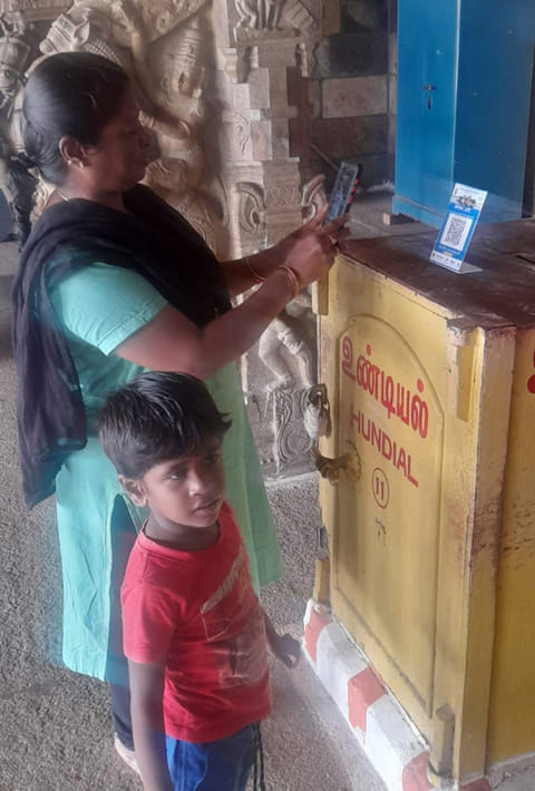 பவானி சங்கமேஸ்வரர் கோவிலில் பக்தர்கள் கூகுள் பே, போன் பே மூலம் காணிக்கை செலுத்த ஏற்பாடு