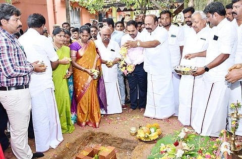 மானாமதுரை நகராட்சி புதிய அலுவலக கட்டுமான பணிகளுக்கு அமைச்சர் கே.ஆர்.பெரியகருப்பன் அடிக்கல் நாட்டினார். அருகில் தமிழரசி எம்.எல்.ஏ., நகரசபை தலைவர் மாரியப்பன் கென்னடி, துணைத்தலைவர் பாலசுந்தரம், நகராட்சி ஆணையாளர் சக்திவேல், திருப்புவனம் பேரூராட்சி தலைவர் சேங்கைமாறன் உள்ளனர்.&nbsp;