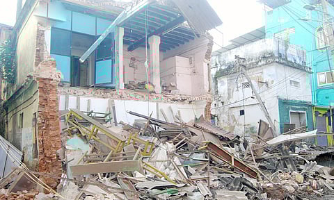 இடிந்து விழுந்த கட்டிடம்.