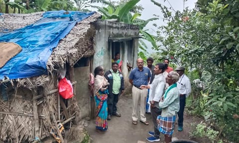 சேதமடைந்த வீடுகளில் அதிகாரிகள் ஆய்வு செய்தனர்.