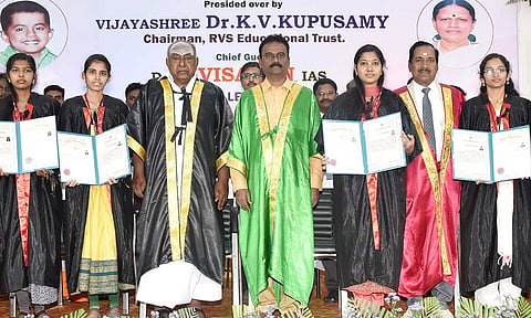 நிகழ்ச்சியில் மாணவ-மாணவிகளுக்கு கலெக்டர் விசாகன் பட்டங்களை வழங்கினார்.