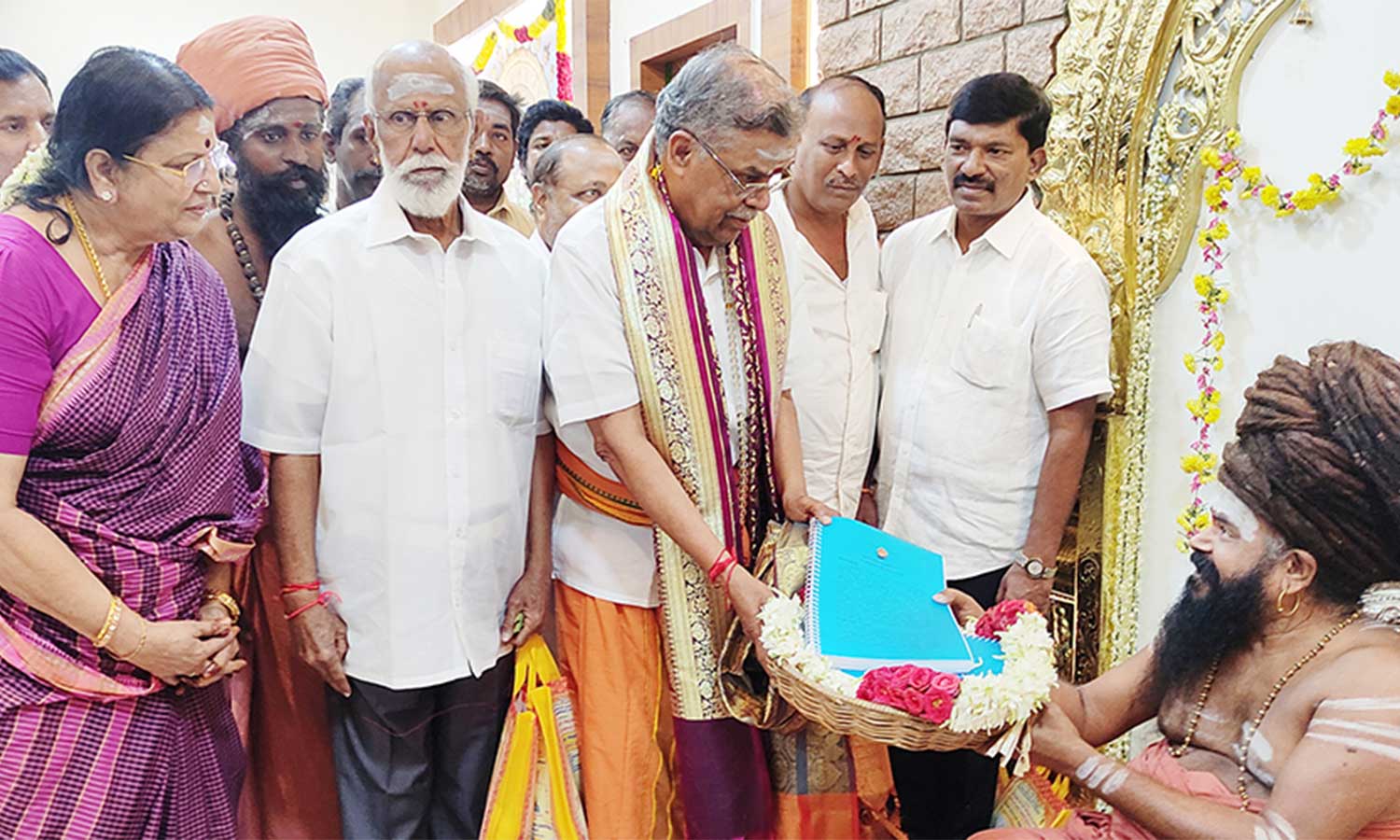 தருமபுர ஆதீனத்திடம் மணிப்பூர் ஆளுனர் இல.கணேசன் அருளாசி பெற்றார்.