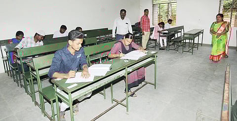 மதுரை மீனாட்சி அரசினர்  கல்லூரி மையத்தில் தேர்வு எழுதியவர்களை படத்தில் காணலாம். 
