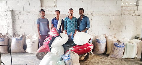 கைதான 4 வாலிபர்களையும், பறிமுதல் செய்யப்பட்ட ரேசன் அரிசி மூடைகளையும் காணலாம்.