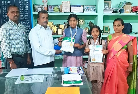 மாநில அளவிலான கேரம் போட்டிக்கு கரூர் அரசு பள்ளி மாணவிகள் தேர்வு