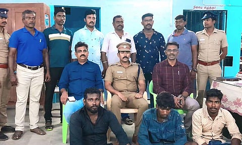 கைதான 3 வாலிபர்களையும், அவர்களை கைது செய்த போலீசாரையும் படத்தில் காணலாம்.