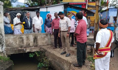ஓடை தூர்வாரும் பணியை மாநகராட்சி கமிஷனர் சிவகிருஷ்ணமூர்த்தி பார்வையிட்ட காட்சி.