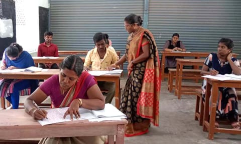 நெல்லையில் உள்ள ஒரு மையத்தில் தேர்வு எழுதியவர்களை படத்தில் காணலாம்.