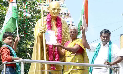 காந்தி சிலையிடம் மனு அளித்த விவசாயிகள்.