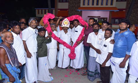 குமரி கிழக்கு மாவட்ட செயலாளரும், மேயருமான மகேசுக்கு மாலை மற்றும் கிரீடம் அணிவித்து தி.மு.க.வில் இணைந்த பாரதிய ஜனதா இளைஞர்கள்.