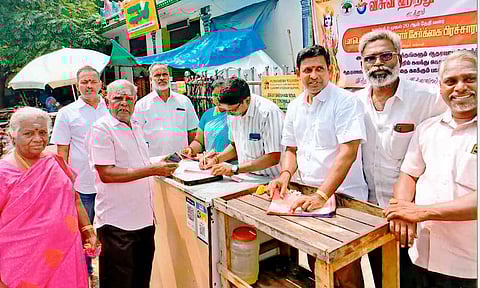 புதுவையில் விஸ்வ இந்து பரிஷத் உறுப்பினர் சேர்க்கையை மேலிட பொறுப்பாளர் வேல்முருகன் தொடங்கி வைத்த காட்சி.&nbsp;