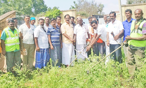 மயானத்தை தூய்மைபடுத்தும் பணியில் ஈடுபட்டுள்ள ஊழியர்கள்.