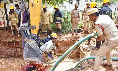 மண்ணில் புதைந்து பலியான சக்திவேல் உடலை தேடும் பணி நடைபெற்று வருவதை படத்தில் காணலாம்.