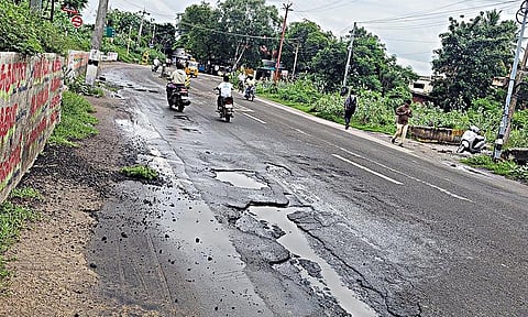 சேதமடைந்த சாலையால் வாகன ஓட்டிகள் அச்சம்