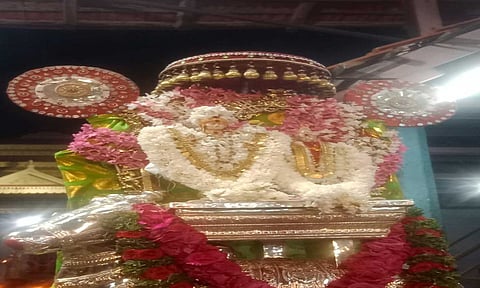 ரிஷப வாகனத்தில் சுவாமியும் அம்பாளும் எழுந்தருளி பக்தர்களுக்கு அருள் பாலித்த காட்சியை படத்தில் காணலாம்.