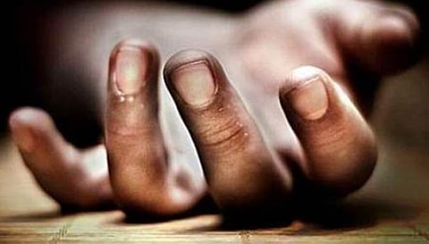 கிணற்றில் குதித்து தொழிலாளி தற்கொலை