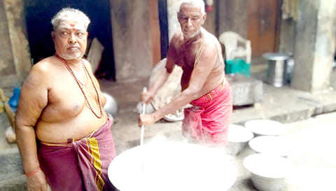 சாதம் தயார் செய்யும் பணி மும்முரமாக நடந்து வருகிறது.