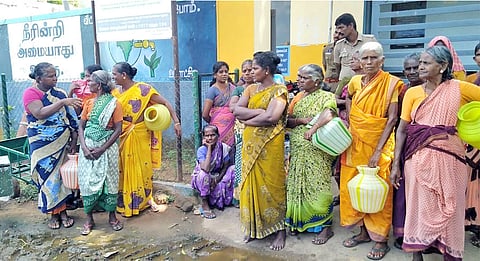 பஞ்சாயத்து அலுவலகத்தை காலிக்குடங்களுடன் முற்றுகையிட்ட பெண்களை படத்தில் காணலாம்.