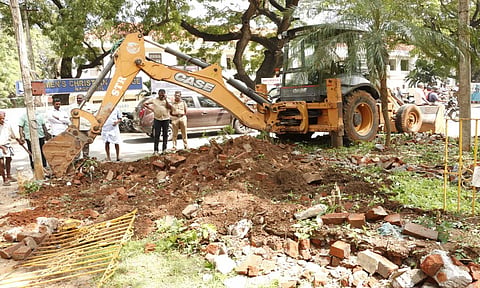 மகளிர் கிறிஸ்தவக் கல்லூரி அருகில் ரவுண்டானா அமைக்கும் பணி நடந்தபோது எடுத்த படம்.

