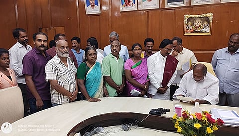 முதல்-அமைச்சர் ரங்கசாமியிடம் தமிழறிஞர்கள் மனு அளித்த காட்சி.