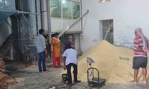 அரிசி ஆலையில் சோதனை செய்த அதிகாரிகளை படத்தில் காணலாம்.