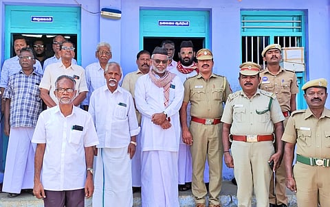 கண்காட்சியை பார்வையிட்ட நிர்வாகிகள்.