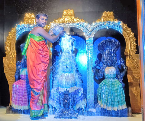 முப்பெரும் தேவியர் பவானி அம்மன் ஆலயத்தில் பாலபிஷேகம் நடைபெற்ற போது எடுத்த படம்.