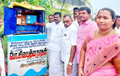 சேர்வைகாரன்பட்டியில் தரைமட்ட நீர்தேக்க  தொட்டியை மாவட்ட செயலாளர் சிவபத்பநாபன் திறந்து வைத்த காட்சி.