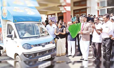 முதன்மை மாவட்ட நீதிபதி ஸ்வர்ணம் நடராஜன் வாகனத்தை கொடியசைத்து தொடங்கி வைத்த காட்சி.
