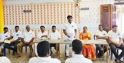 பா.ம.க. மாவட்ட செயற்குழு கூட்டம் நடந்த காட்சி.