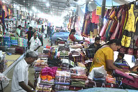 ஈரோடு ஜவுளி சந்தையில் மொத்த வியாபாரம் பாதிப்பு