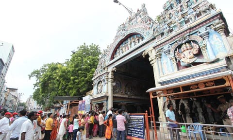 சந்திர கிரகணத்தை முன்னிட்டு தமிழகத்தில் உள்ள கோவில்களின் நடை சாத்தப்பட்டுள்ளன. மதுரை மீனாட்சி அம்மன் கோவில்  நடை சாத்தப்பட்டதால் கிழக்கு வாசல்  அம்மன் சன்னதி  முன்பு பக்தர்கள் வெளியே நின்று சாமி  கும்பிட்டனர்.