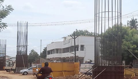 பாலப் பணிகளால் பள்ளிப்பாளையத்தில் விதிமுறையை மீறும் அரசு, தனியார் பஸ்கள்