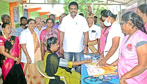 மருத்துவ முகாமை மேயர் சண்.ராமநாதன் தொடங்கி வைத்து பார்வையிட்டார்.