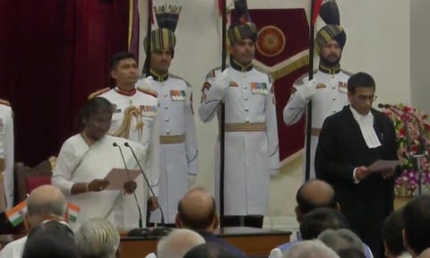 உச்ச நீதிமன்றத்தின் 50வது தலைமை நீதிபதி- டி.ஒய்.சந்திர சூட் பதவியேற்றார்