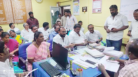 திருமங்கலத்தில் தாசில்தாரிடம் நகராட்சி தலைவர், அனைத்து கவுன்சிலர்கள் கோரிக்கை மனு கொடுத்தனர்.