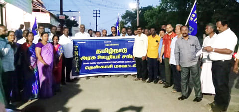 ஆர்ப்பாட்டத்தில் கலந்து கொண்டவர்களை படத்தில் காணலாம்.