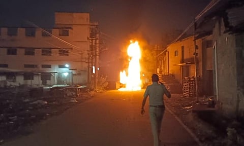 தாம்பரம் அருகே மின்கம்பியில் உரசி கண்டெய்னர் லாரி தீப்பிடித்தது- டிரைவர் உயிர் தப்பினர்