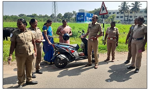 மொரப்பூர் பகுதியில்  வாகன ஓட்டிகளுக்கு போலீசார் விழிப்புணர்வு