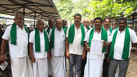 மனு கொடுக்க வந்த விவசாய சங்கத்தினர்.