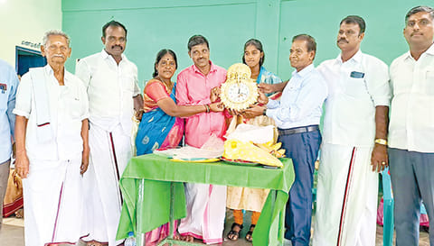 மாணவி கீர்த்தனாவை, மிட்டவுன் ரோட்டரி அறக்கட்டளை தலைவர் டாக்டர் வி. பாலகிருஷ்ணன் பரிசுகள் வழங்கி பாராட்டினார்.
