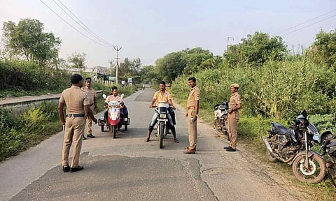போலீசார் வாகன சோதனை மேற்கொண்ட காட்சி.
