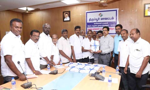 அரசியல் கட்சி பிரதிநிதிகள் முன்னிலையில் வரைவு வாக்காளர் பட்டியலை கலெக்டர் வினீத் வெளியிட்டார்.