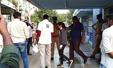 தோழியை பிரிய மறுத்து கழுத்தை அறுத்து கொண்ட பெண் என்ஜினீயர்- மருத்துவமனையில் தீவிர சிகிச்சை