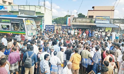 சாலை மறியலில் ஈடுபட்ட பொதுமக்கள்.