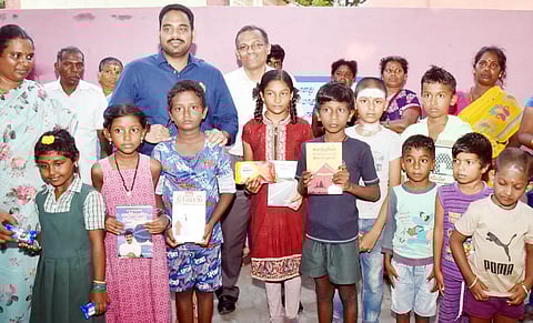 துலுக்கப்பட்டி ஊராட்சியில் இல்லம் தேடி கல்வி திட்டத்தின் கீழ் பள்ளி குழந்தைகளுக்கு கல்வி கற்பிக்கப்பட்டு வருவது குறித்து கலெக்டர் மேகநாதரெட்டி, மாவட்ட கண்காணிப்பு அலுவலர் ஆனந்தகுமார் ஆகியோர் நேரில் பார்வையிட்டு ஆய்வு செய்தனர்.