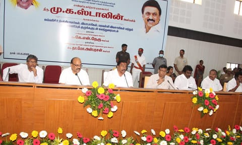 சேலம் கலெக்டர் அலுவலகத்தில் கலந்துரையாடல் கூட்டம் அமைச்சர்கள் கே.என்.நேரு, தா.மோ.அன்பரசன் ஆகியோர் தலைமையில் நடந்த காட்சி.