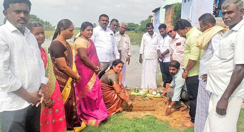 மேல்நிலை நீர்த்தேக்க தொட்டி அமைக்க பேரூராட்சி தலைவர் மணிமேகலை ஆனந்த் அடிக்கல் நாட்டிய காட்சி.