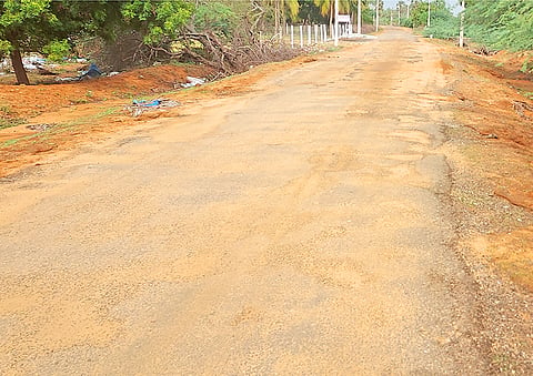 பழுதான சாலையை படத்தில் காணலாம்